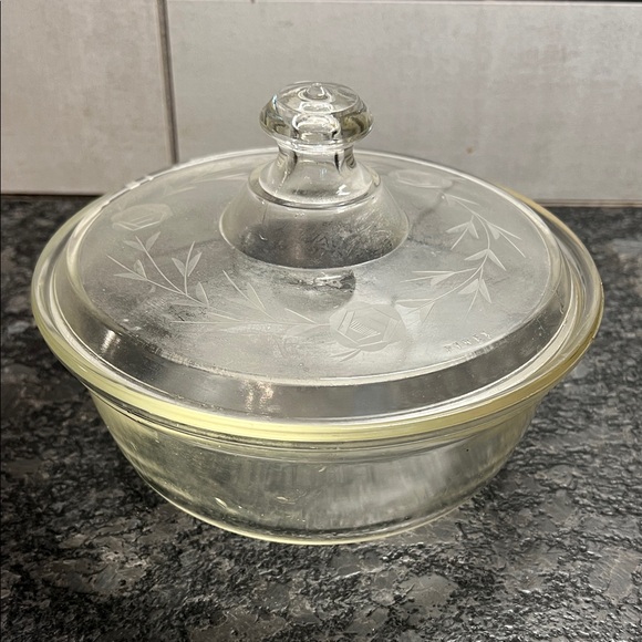 Vintage 1920’s Pyrex serving bowl with beautifully etched lid. Exc condition - Picture 1 of 4